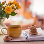 27-02-17-vase-roses-yellow-notepad-cup-tea-biscuits15142